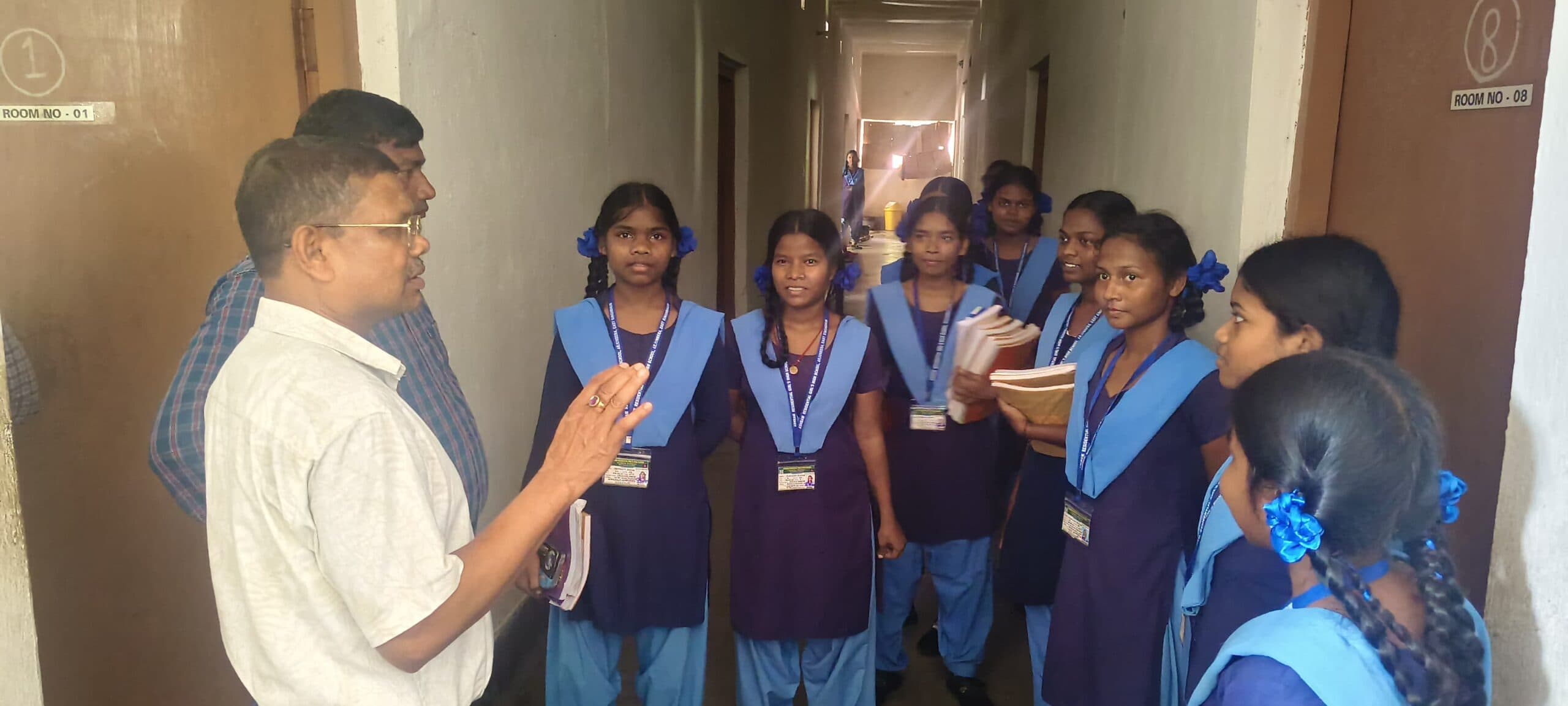 East Singhbhum News : बेंच व डेस्क नहीं होने से जमीन पर बैठकर पढ़ रहीं 27 छात्राएं