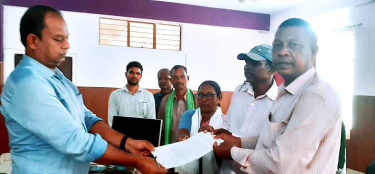 East Singhbhum News : पेंशन नहीं मिलने से घर चलाना मुश्किल, भुखमरी के कगार पर पहुंच गये परिवार