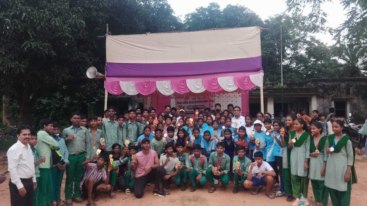 East Singhbhum News : अंडर 19 : फुटबॉल व कबड्डी में मनोहर लाल स्कूल प्रथम