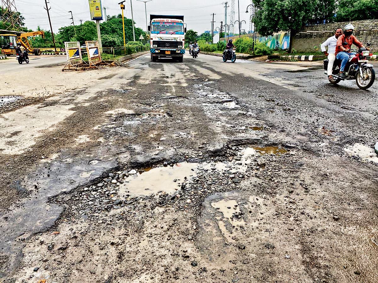 Rourkela News: स्मार्ट सिटी की सड़कें जर्जर, दुर्गा पूजा में लोगों को होगी परेशानी