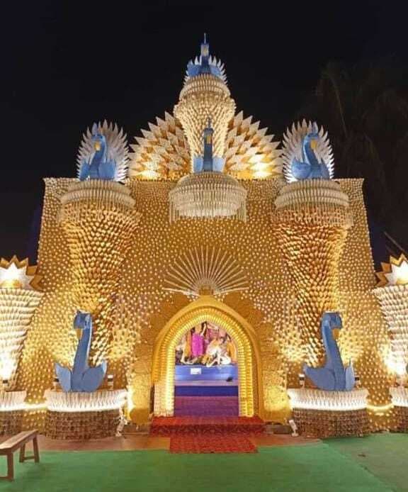 East Singhbhum News : बंगाल के कारीगर बना रहे आकर्षक पंडाल