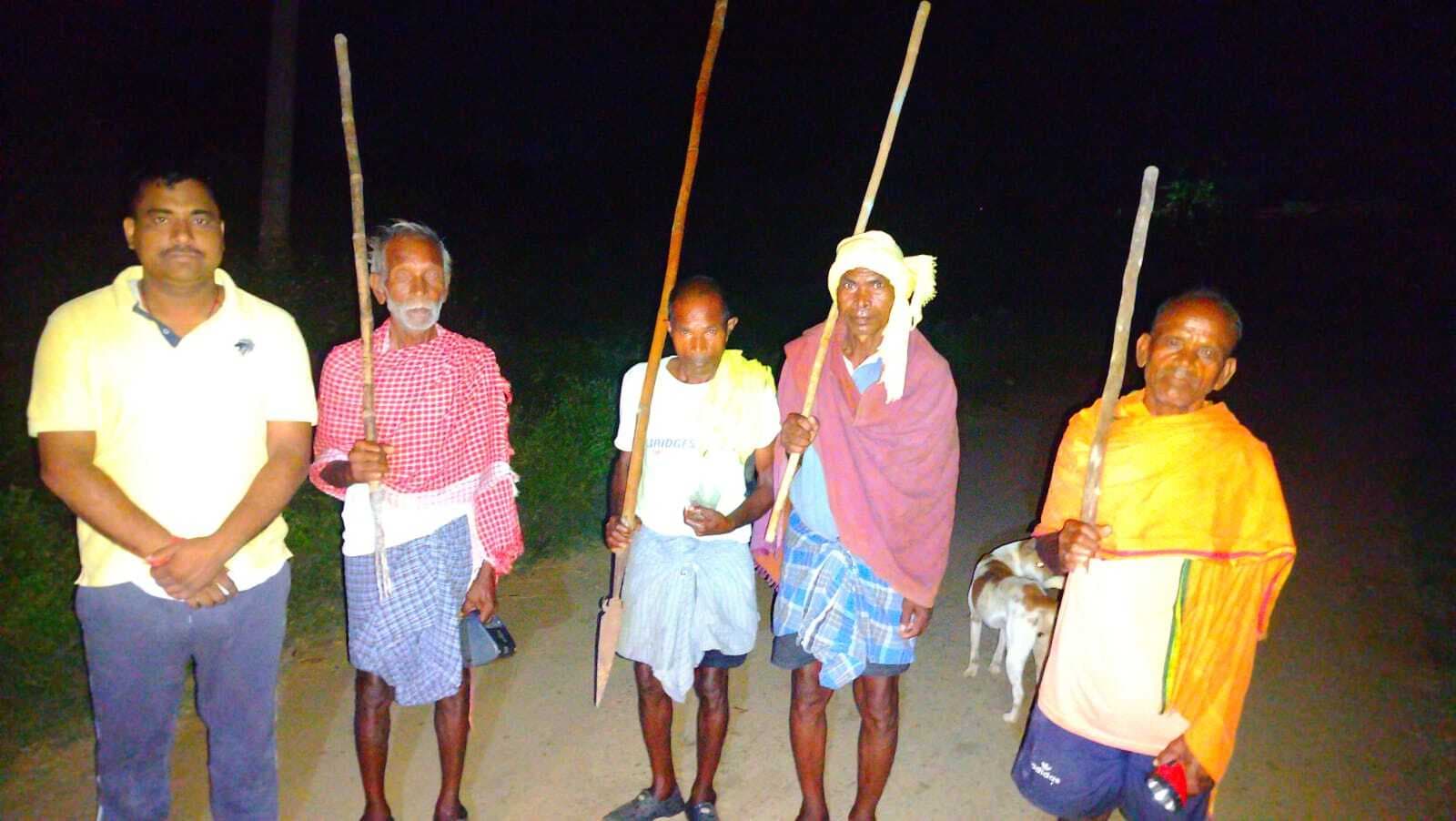 Giridih News :गांव में चोरों व जंगली जानवरों का बढ़ा आंतक, तो बुजुर्गों ने संभाली सुरक्षा की कमान