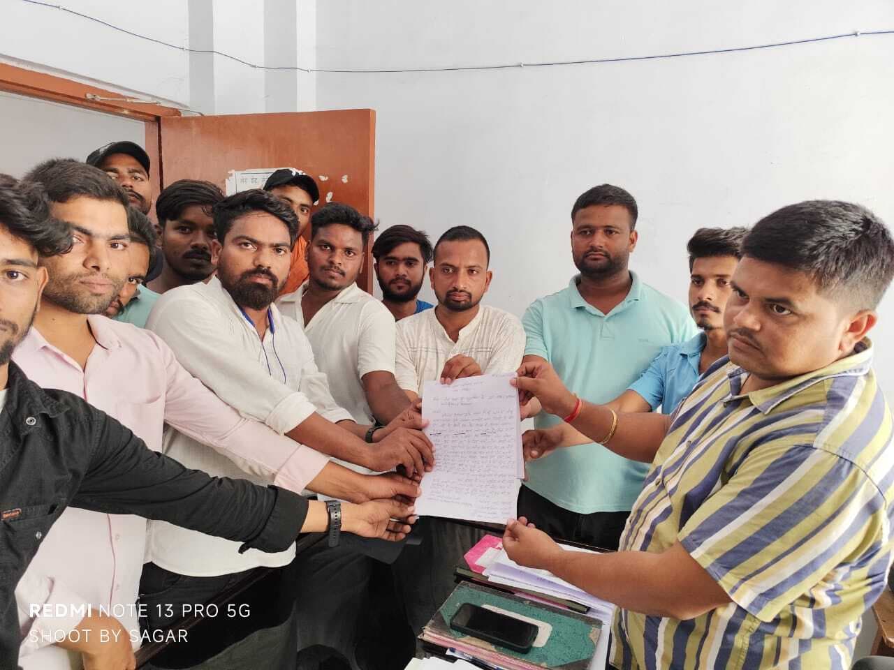 Giridih news: खेल मैदान के अतिक्रमण का विरोध, सीओ को आवेदन