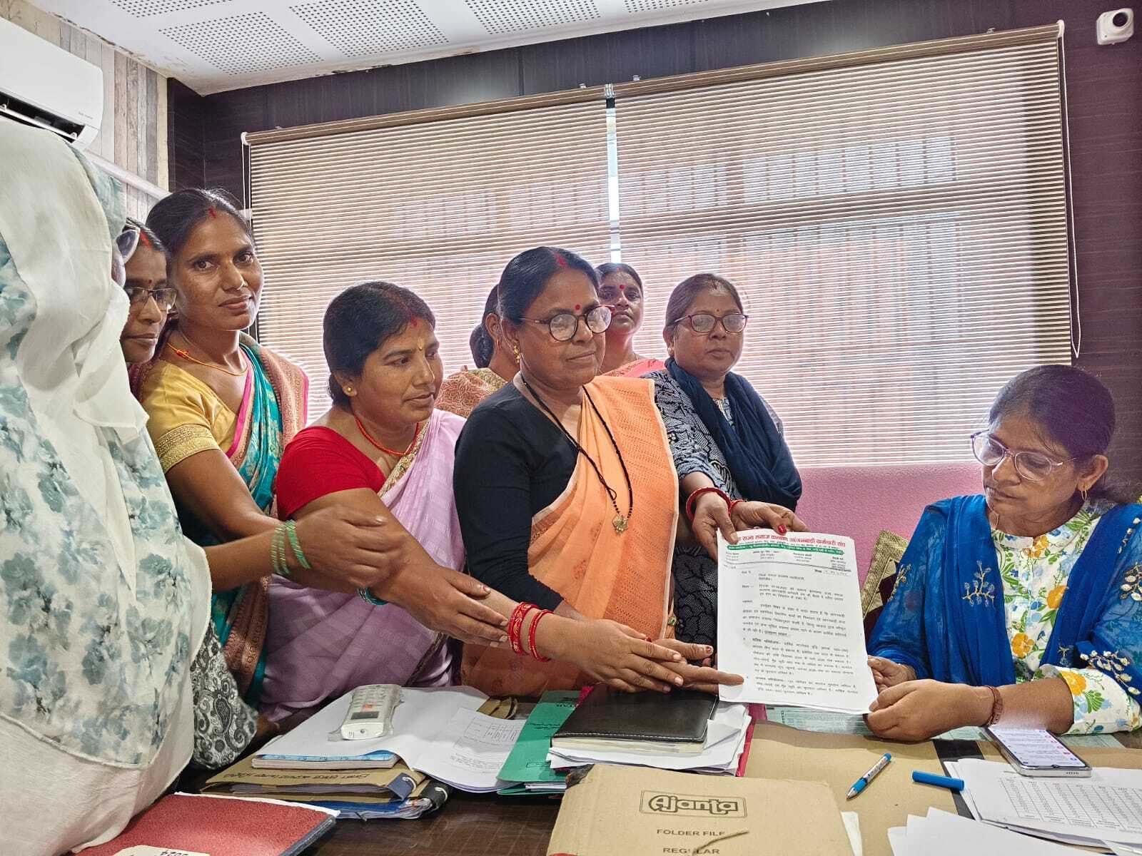 Giridih news: आंगनबाड़ी कर्मचारी संघ ने डीएसडब्ल्यूओ को सौंपा मांग पत्र