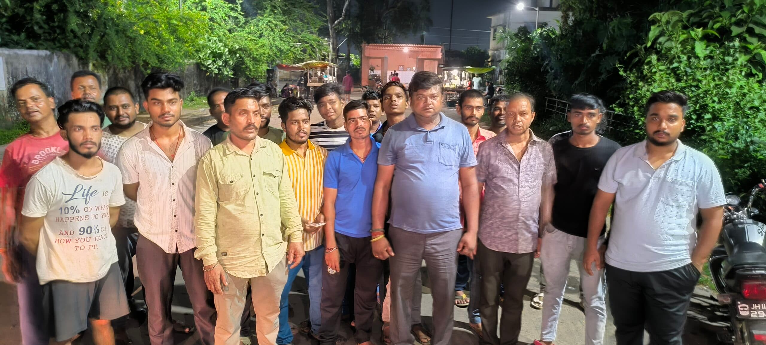Giridih news: पुलिस पर मनमानी का आरोप लगा ठेला-खोमचा संचालकों ने किया विरोध, बंद रखी दुकान