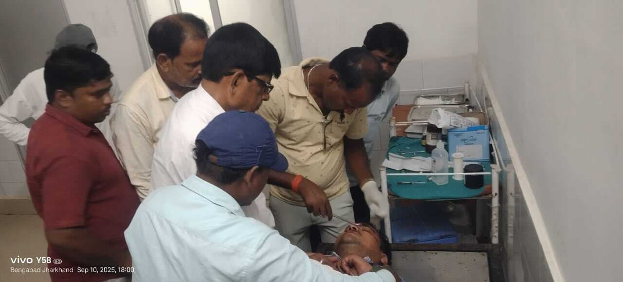 Giridih news: सड़क हादसे में अंचल के नाजिर व कंप्यूटर ऑपरेटर घायल