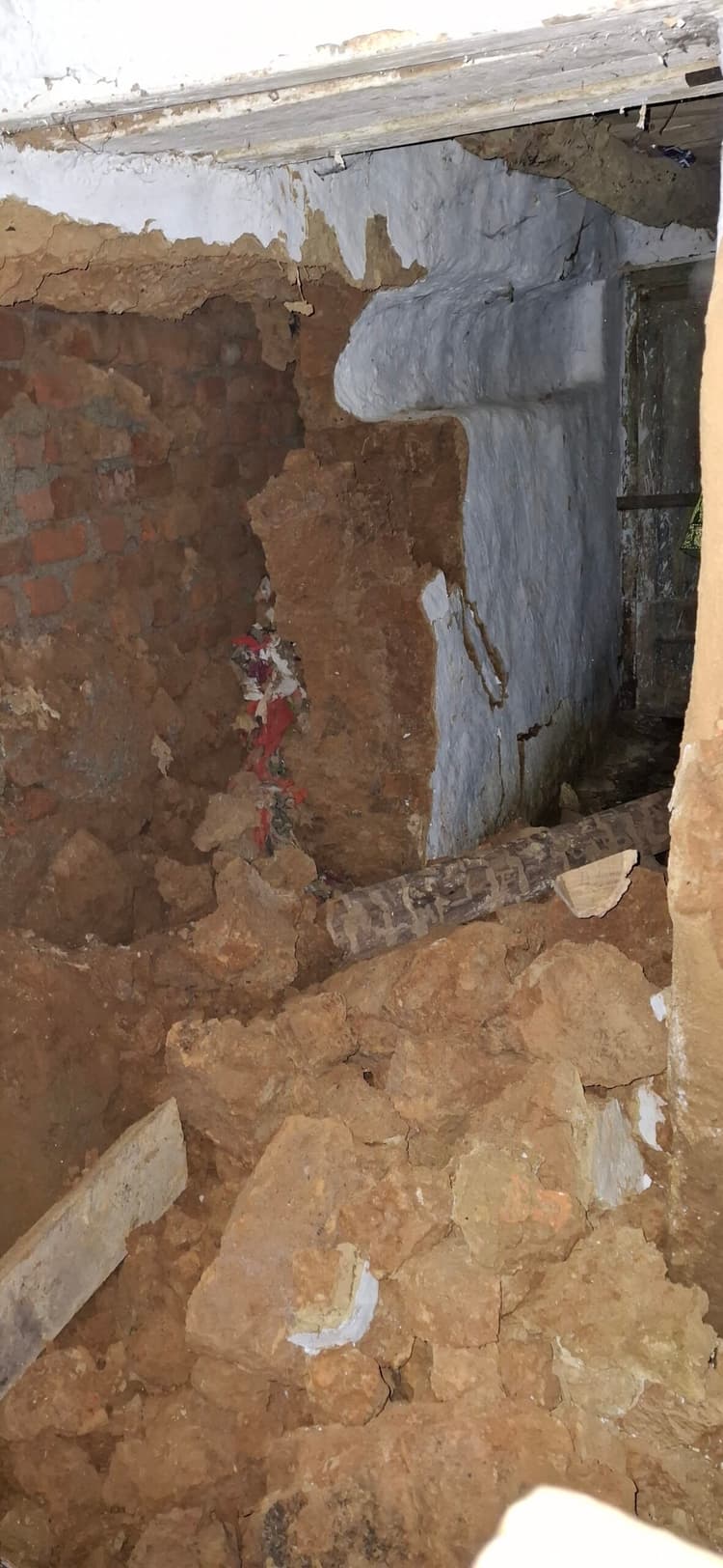 Giridih news: बारिश के कारण गिरा गरीब का घर