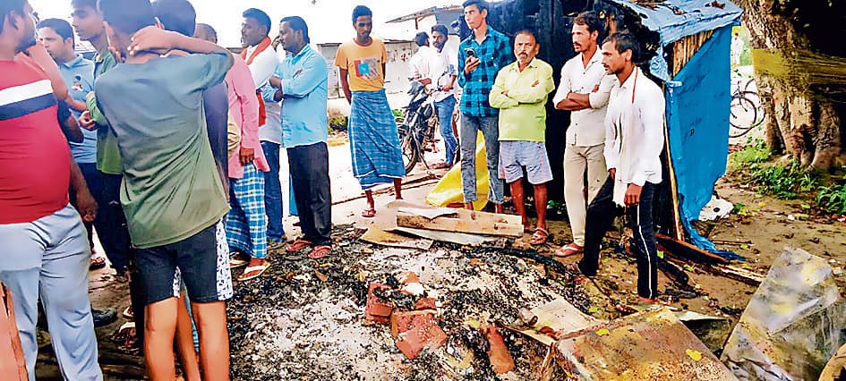 Gopalganj News : कटेया के सिधरिया मोड़ पर बदमाशों ने पान सह किराना दुकान को फूंका