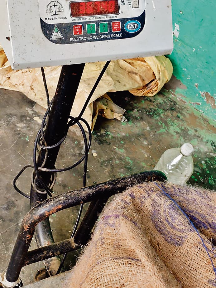 Gopalganj News : लाचार गरीबों के हक का अनाज खा रहा सिस्टम