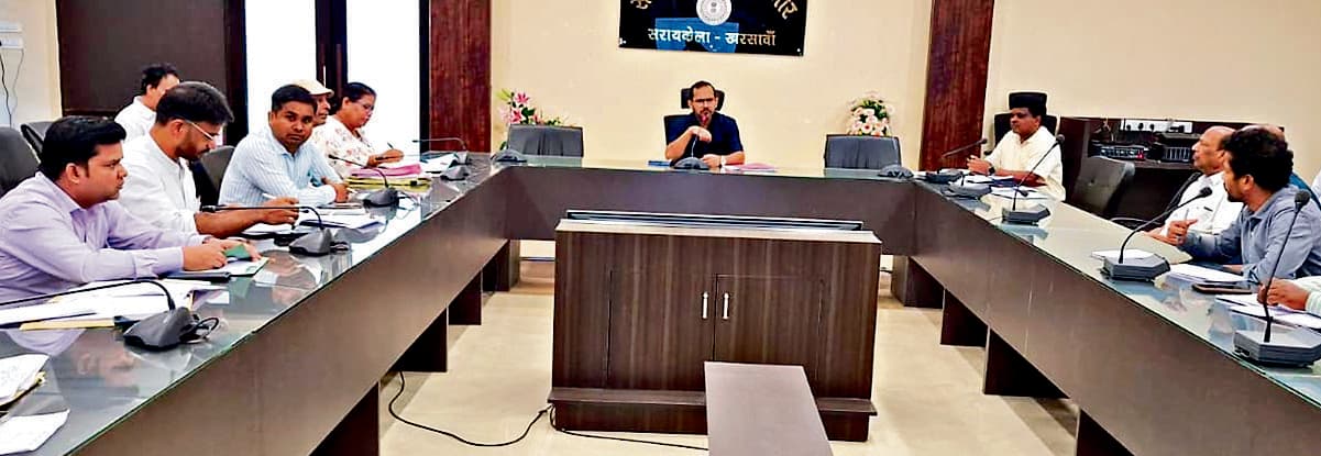 Seraikela Kharsawan News : कम राशन वितरण करने वाले डीलरों को शो-कॉज करें : डीसी