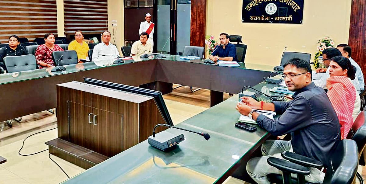 Seraikela Kharsawan News : नल-जल योजना में पिछड़े क्षेत्र के अभियंताओं की वेतन निकासी 15 दिन रोकी जायेगी : डीसी