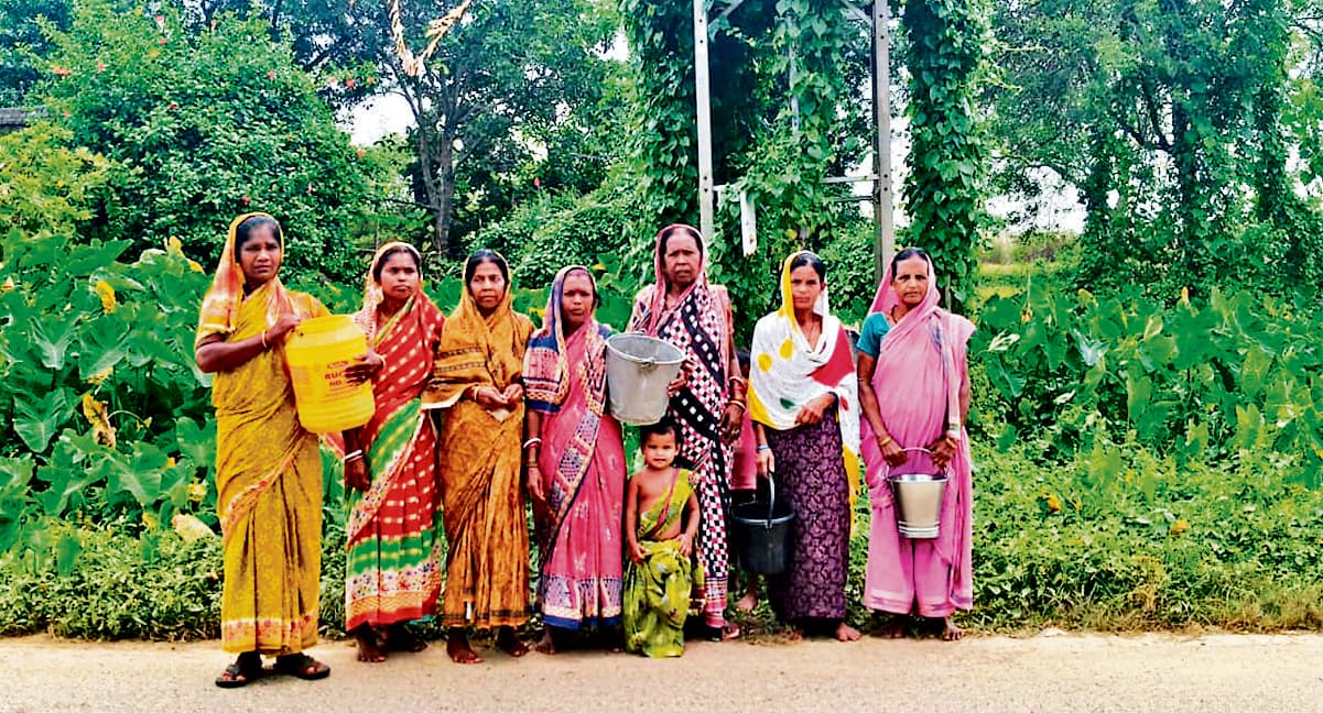 Seraikela Kharsawan News : नलकूप बंद, जलमीनार शोभा की वस्तु, नदी का पानी पी रहे ग्रामीण