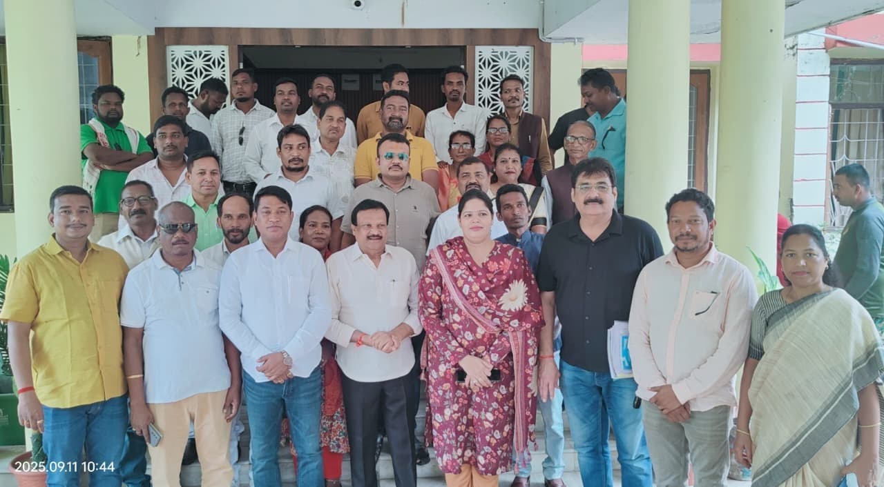 Chaibasa News : कांग्रेस जिलाध्यक्ष के 18 दावेदारों से समिति ने वन टू वन चर्चा की