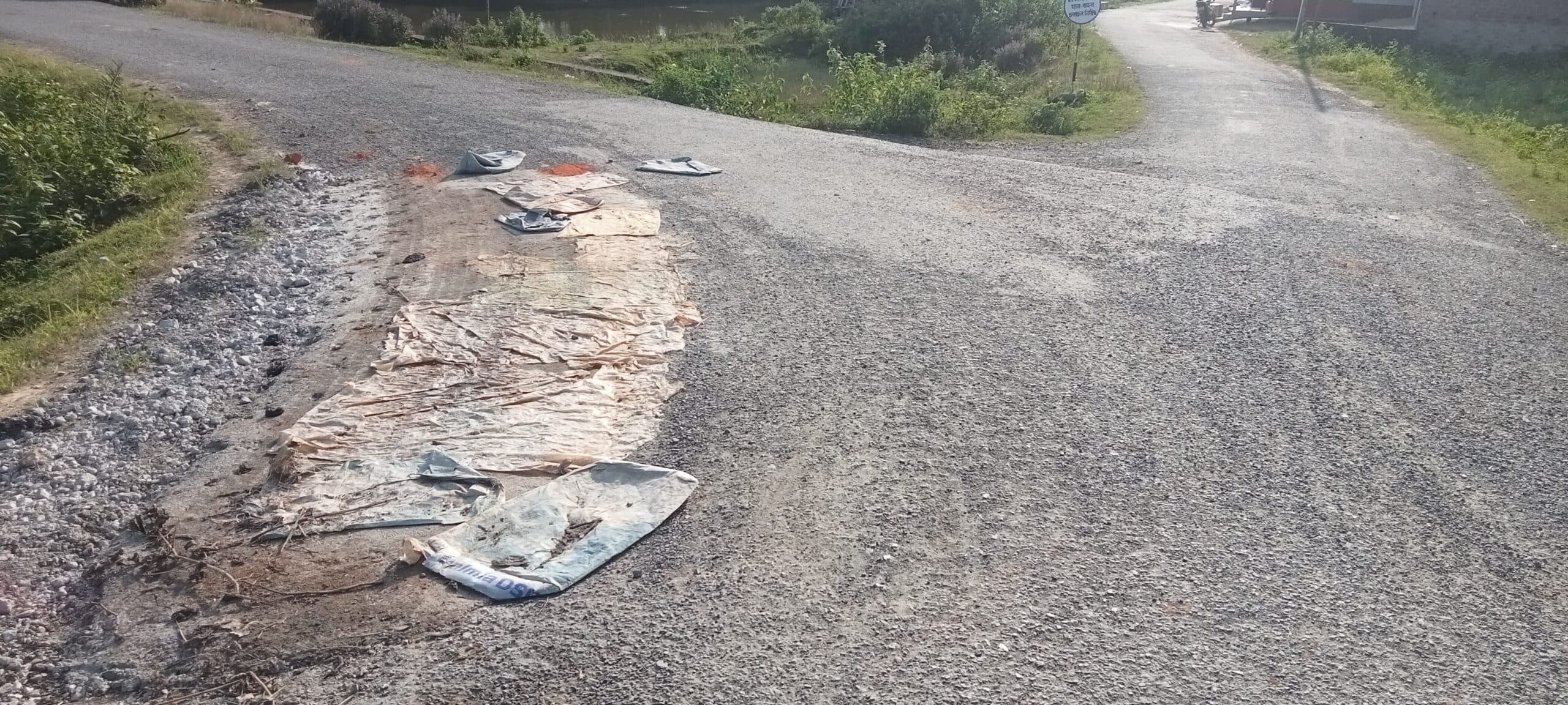 East SInghbhum News : पटमदा : एक ओर बन रही, दूसरी ओर धंस रही सड़क