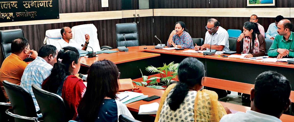 Jamshedpur News : आकांक्षी प्रखंडों में समय पर पहुंचायें योजनाओं का लाभ : उपायुक्त