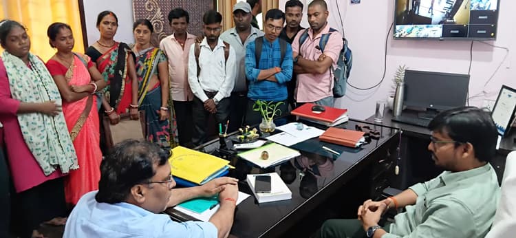 Bokaro News : बकाया मानदेय भुगतान को लेकर इओ को सौंपा ज्ञापन