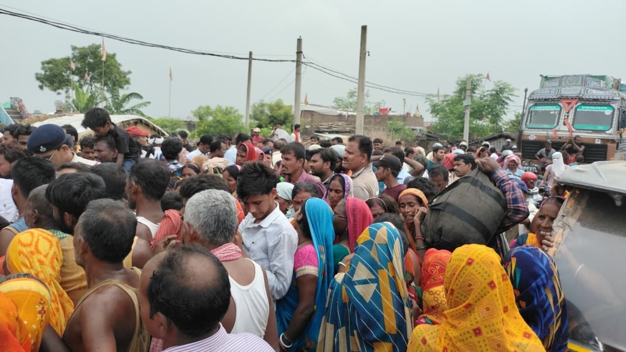 Bhagalpur news सीओ के गलत व्यवहार से आहत बाढ़ पीड़ितों ने किया एनएच-80 जाम