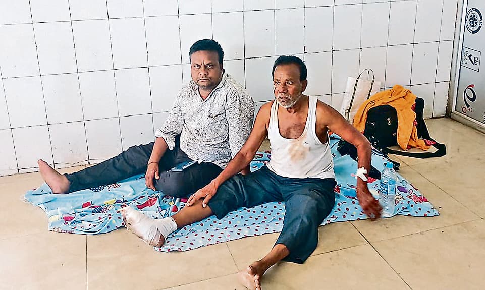 Dhanbad News : 108 एंबुलेंस के इंतजार में 18 घंटे एसएनएमएमसीएच की इमरजेंसी के फर्श पर पड़ा रहा मरीज