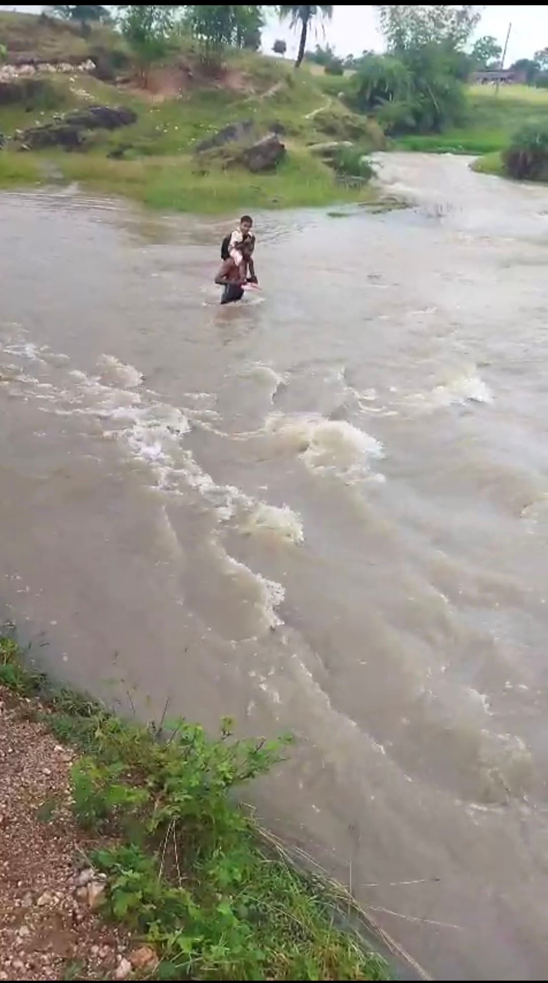 Giridih News :ग्रामीणों ने स्कूली बच्चे को कंधे पर नदी पार करवाया