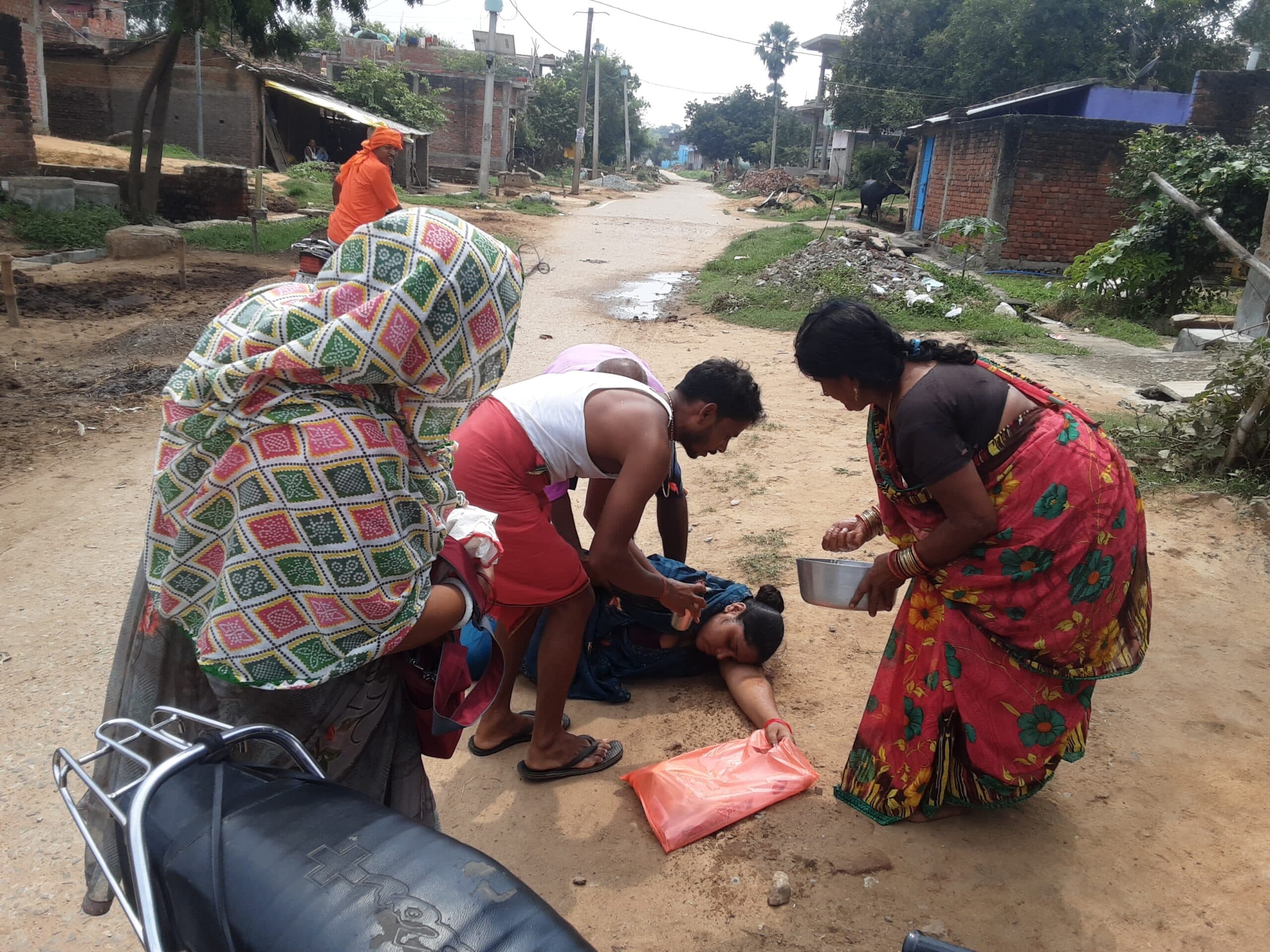 तेज धूप की गर्मी से राहगीर महिला हुई बेहोश