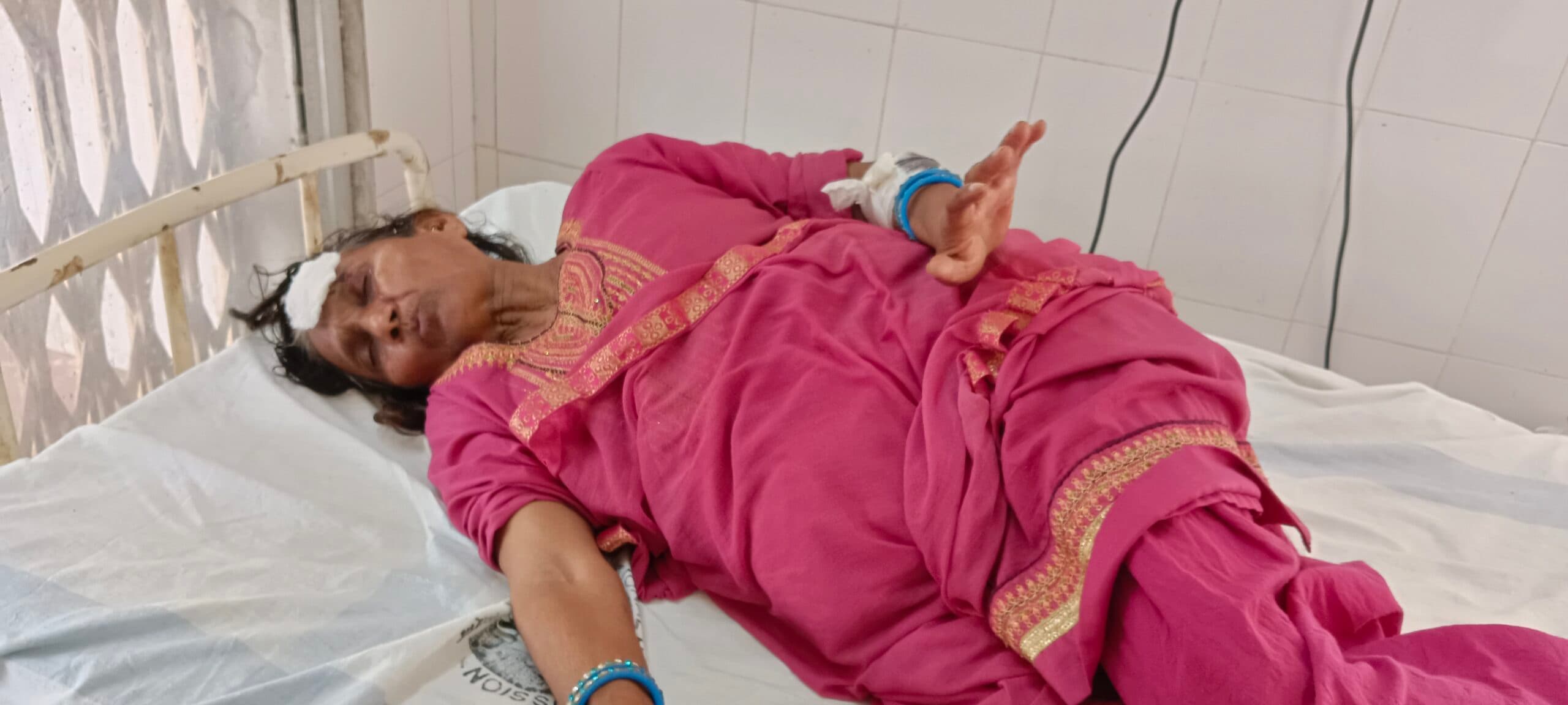 जमीन विवाद में महिला को पीटा, जख्मी