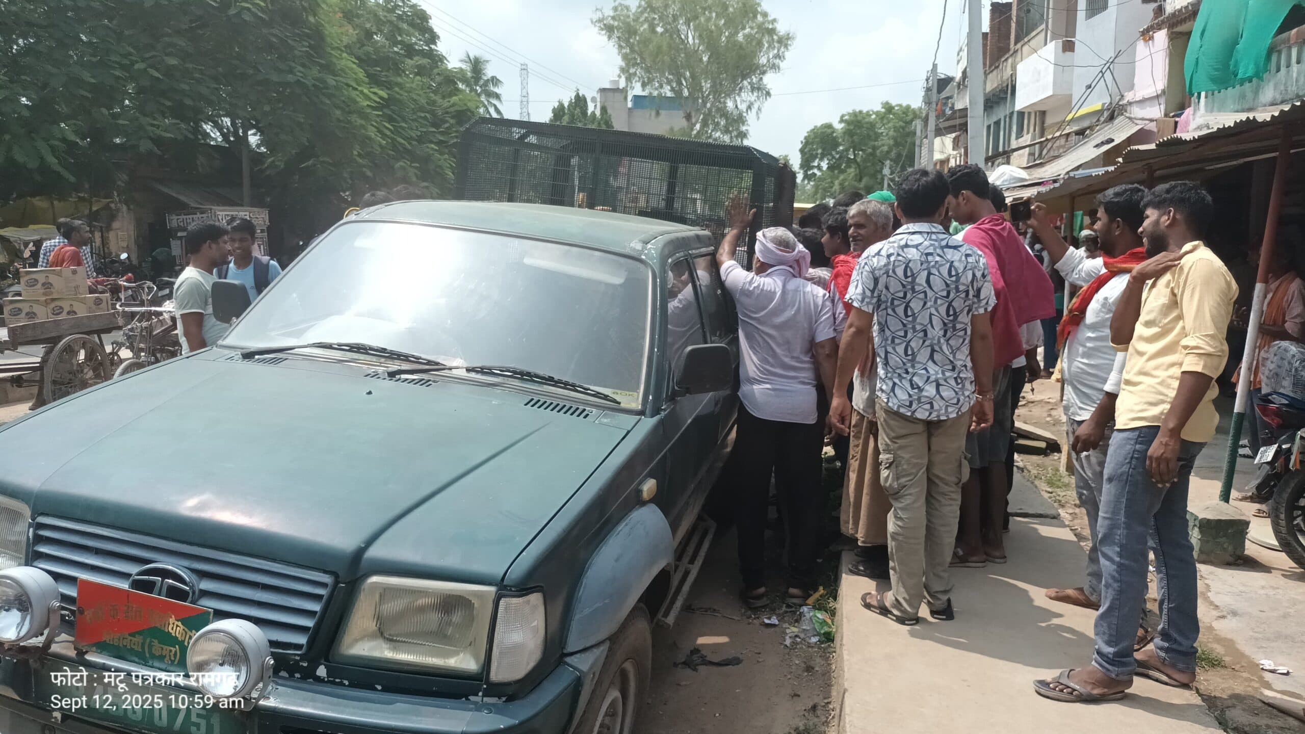 किराना दुकान में घुसा विषैला सांप, वन विभाग ने किया रेस्क्यू