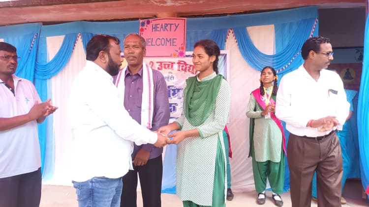 अभिभावक बच्चों को स्कूल अवश्य भेजें : विधायक