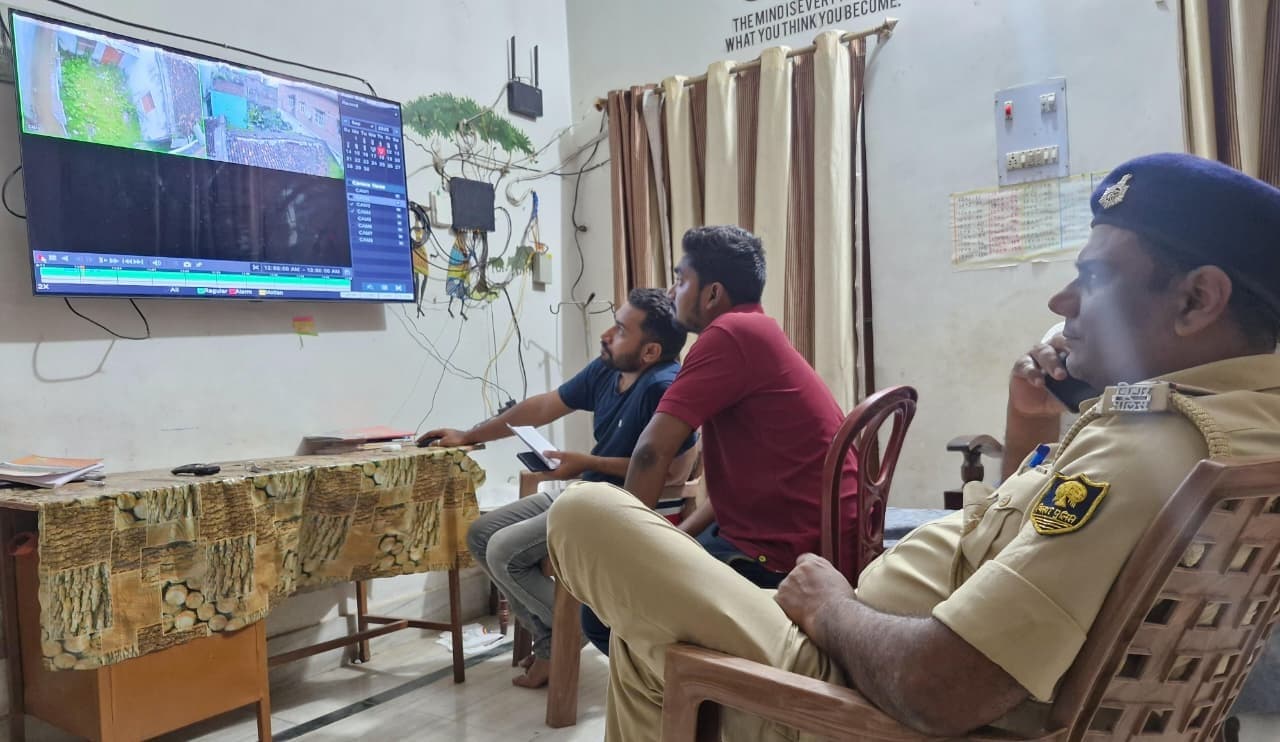 दिन दहाड़े लाखों के जेवरात की चोरी