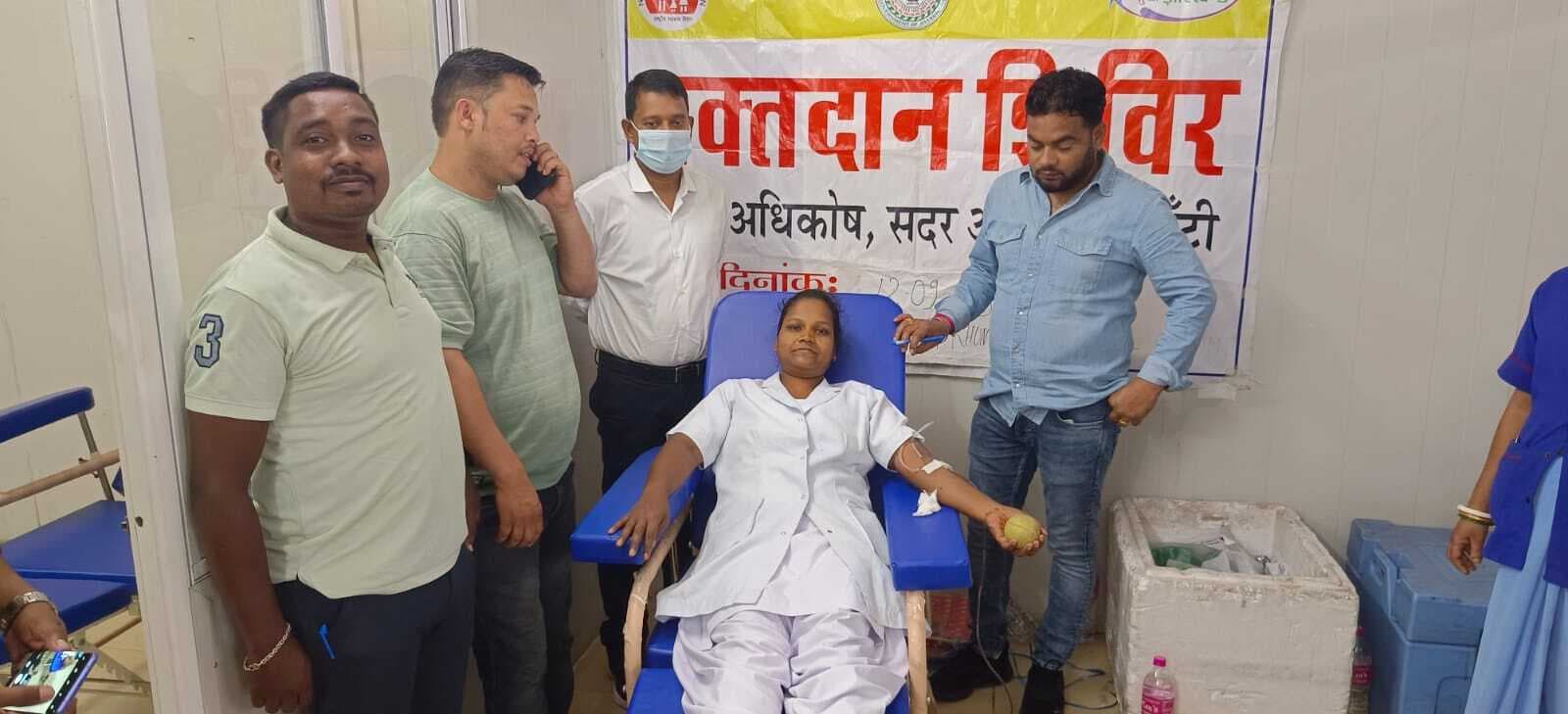 सदर अस्पताल के कर्मियों ने किया रक्तदान