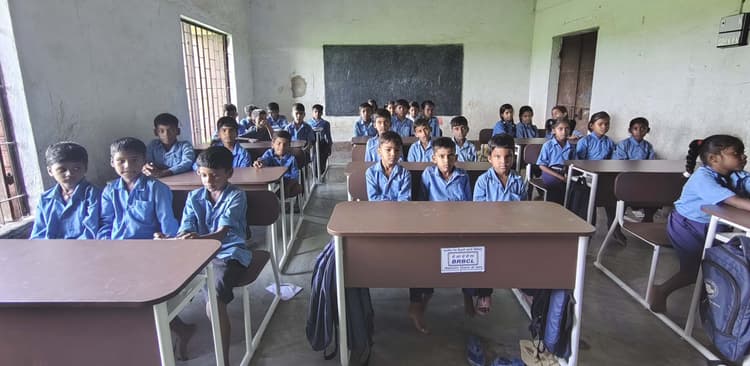कुटुंबा के सात स्कूलों में बीआरबीसीएल ने उपलब्ध कराया बेंच-डेस्क
