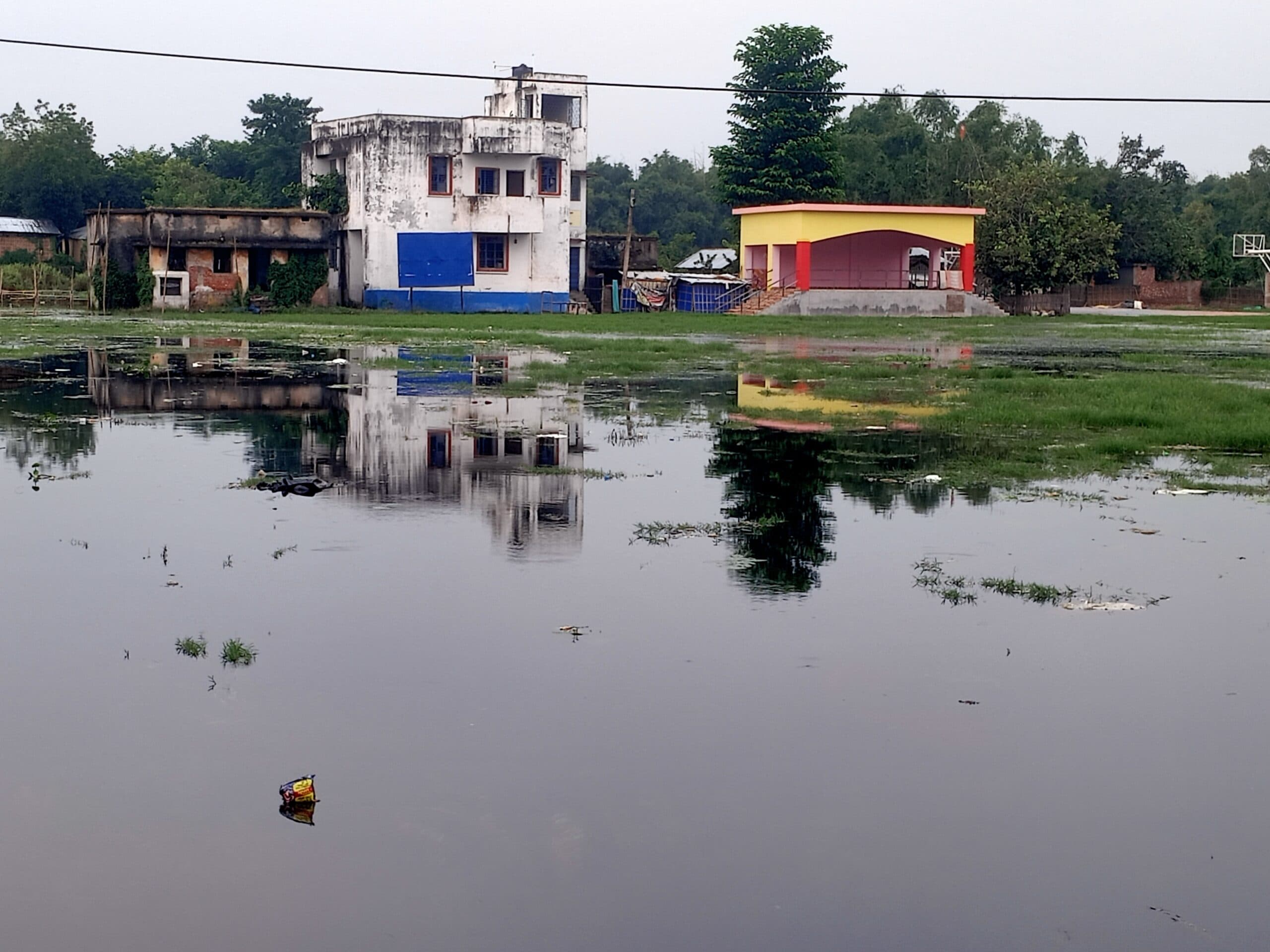 पशु चिकित्सालय में जलजमाव से हो रही परेशानी