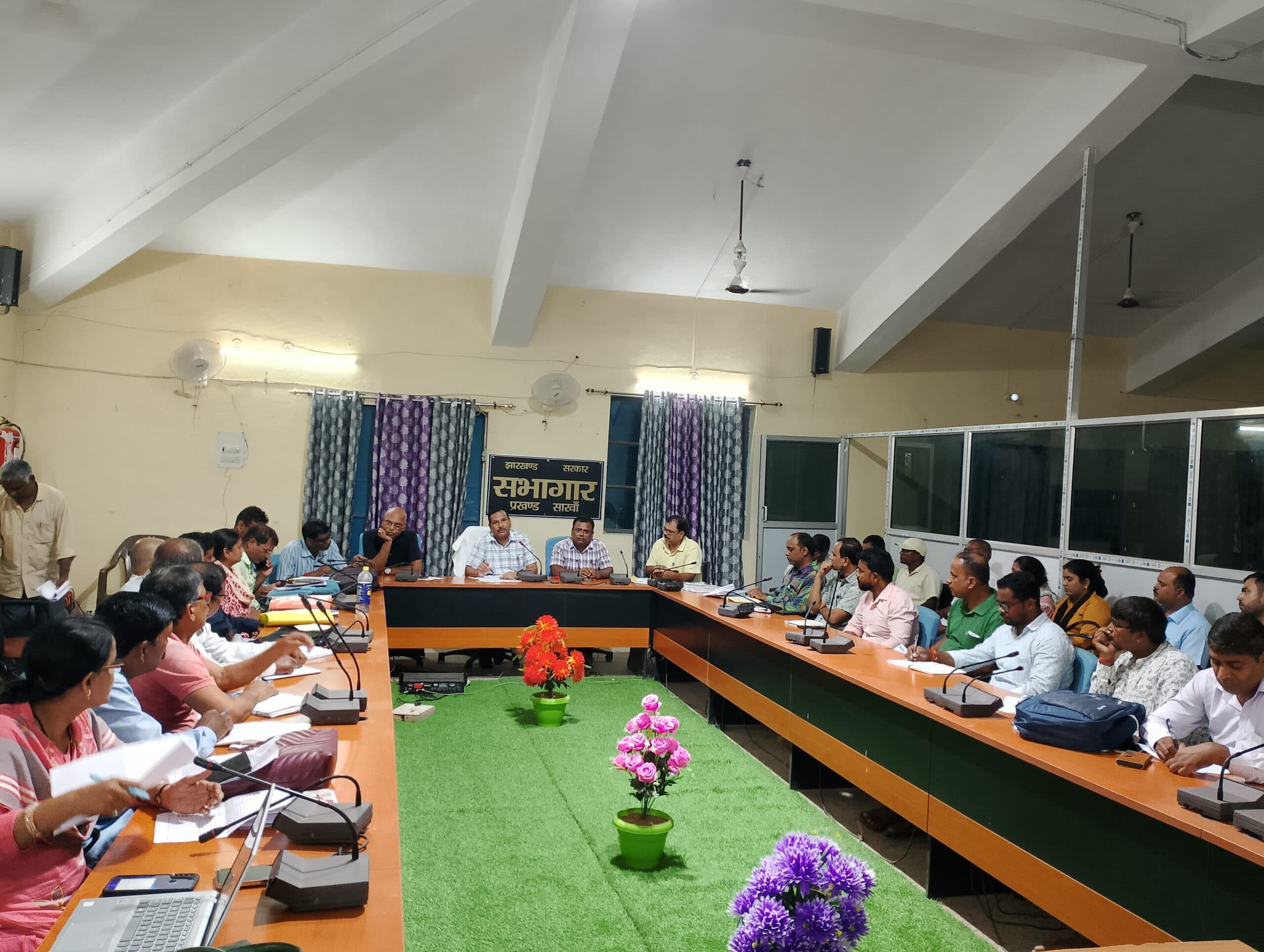 आदिवासियों को शत-प्रतिशत योजना का दिलायें लाभ: बीडीओ