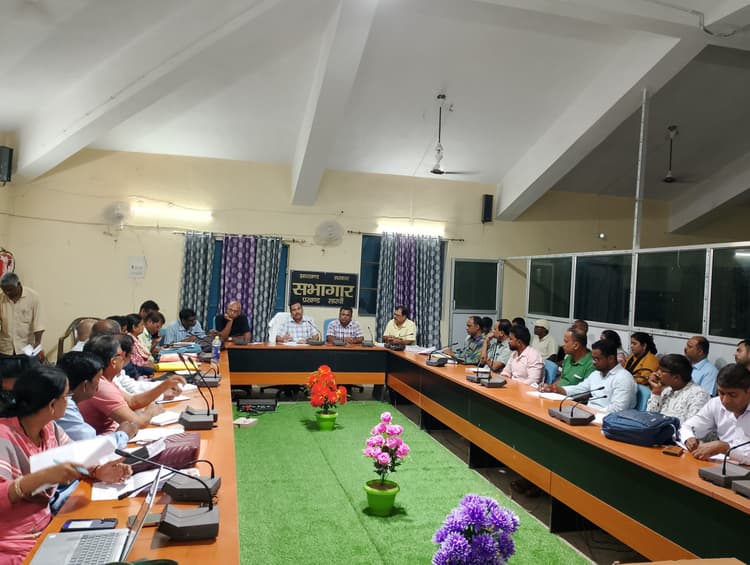 आदिवासियों को शत-प्रतिशत योजना का दिलायें लाभ: बीडीओ