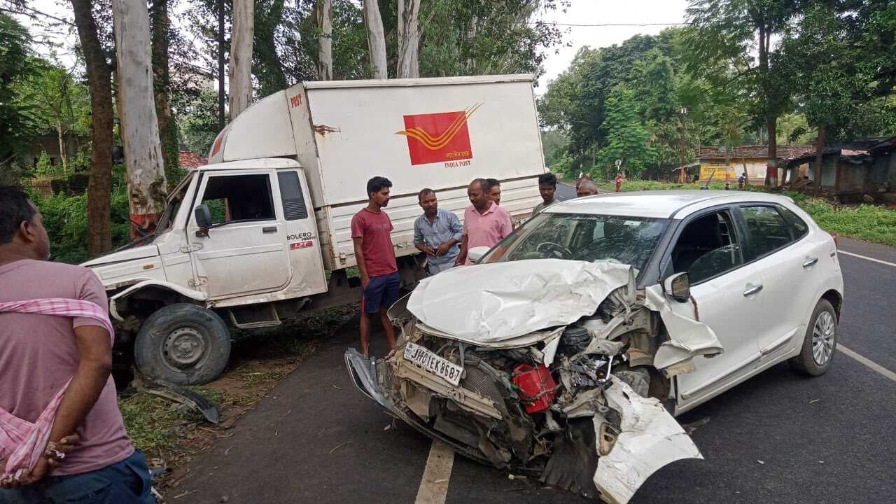 पिकअप व कार की टक्कर, बाल-बाल बचे सवार