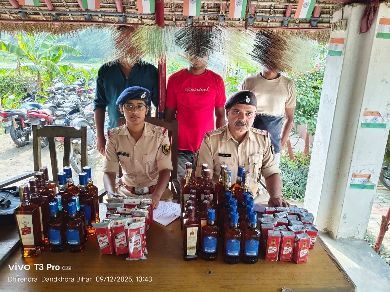 विदेशी शराब के साथ तीन तस्करों को पुलिस ने दबोचा