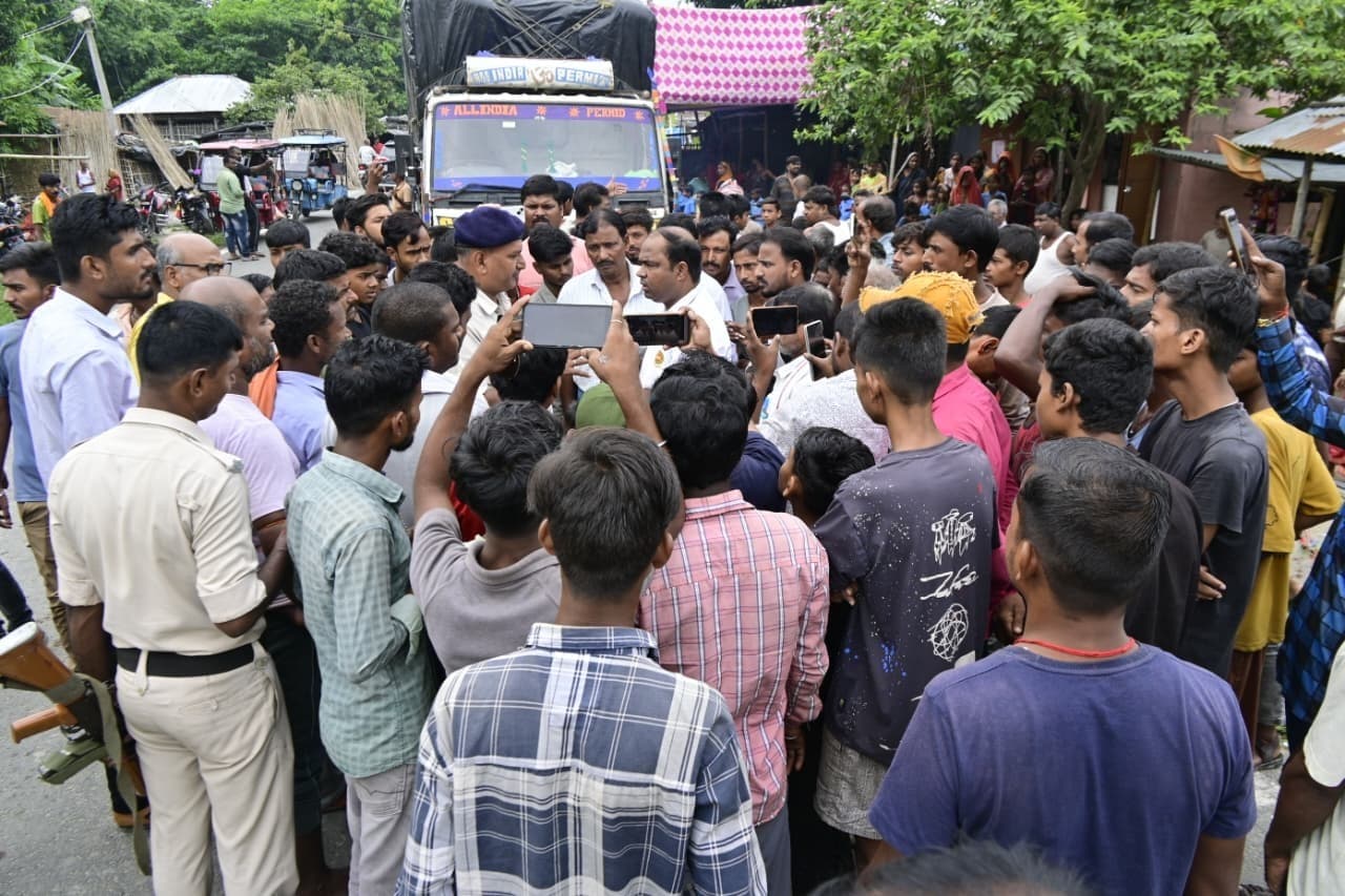 जीवछपुर में ग्रामीणों ने पकड़ा संदिग्ध ट्रक, जांच में मिला मवेशी, वाहन जब्त