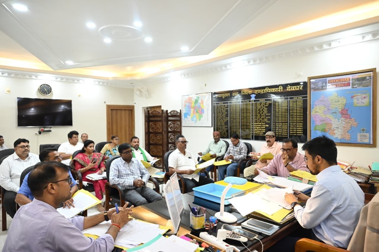 Deoghar News : वर्गवार सहायक आचार्य पद आवंटित कर शिक्षा व्यवस्था को सुदृढ़ बनायें : डीसी