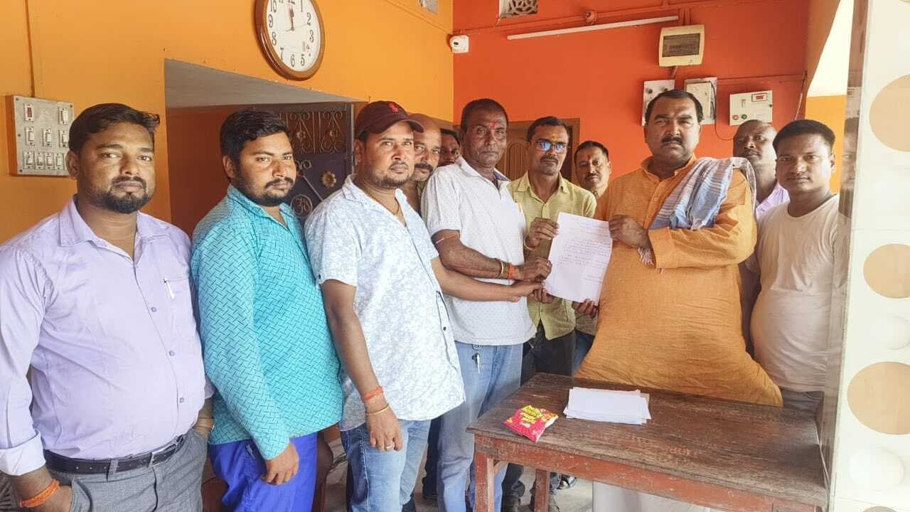 पैक्स कर्मचारी संघ ने मंत्री को सौंपा ज्ञापन