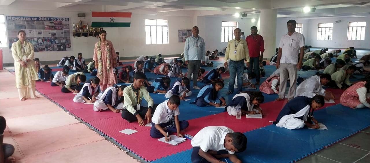 निबंध व पत्र लेखन में अमलेंदु प्रथम, कविता लेखन में सोनम व आवेदन पत्र में सत्यम ने मारी बाजी