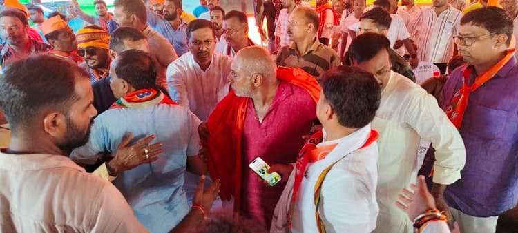 कार्यक्रम शुरू होते ही मंच पर हंगामा, भिड़े कार्यकर्ता