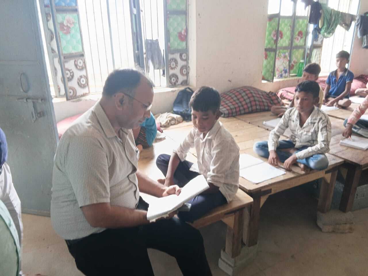 अनाथ बच्चों के छात्रावास में पहुंचे बीडीओ, रहन-सहन की समीक्षा