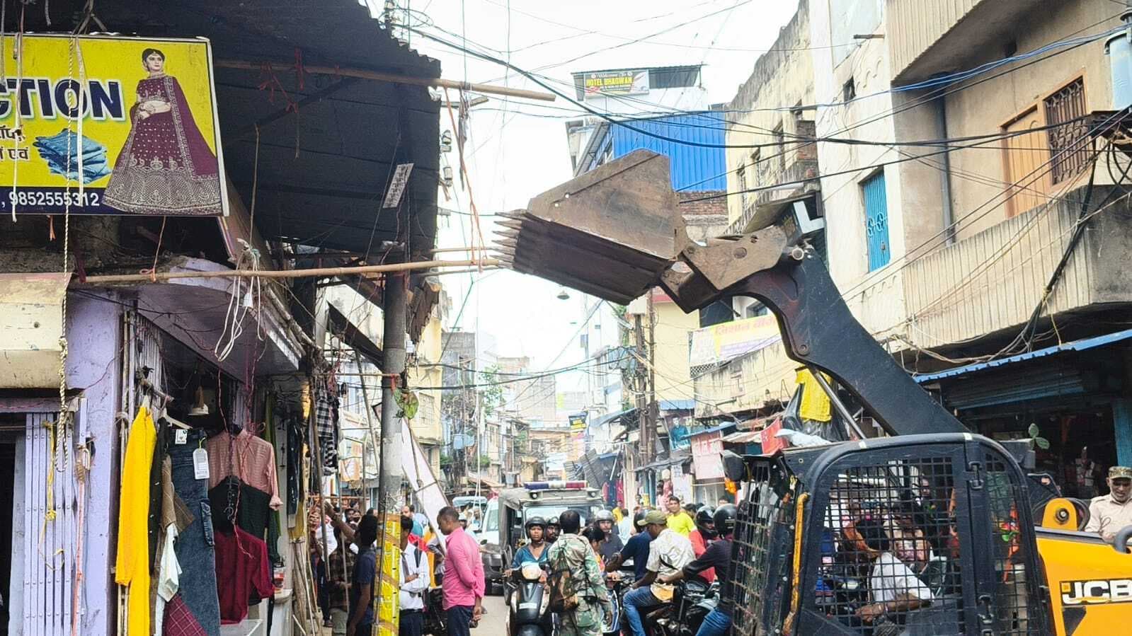Deoghar news : नगर निगम व यातायात विभाग ने चलाया अतिक्रमण मुक्त अभियान, हटायीं दुकानें
