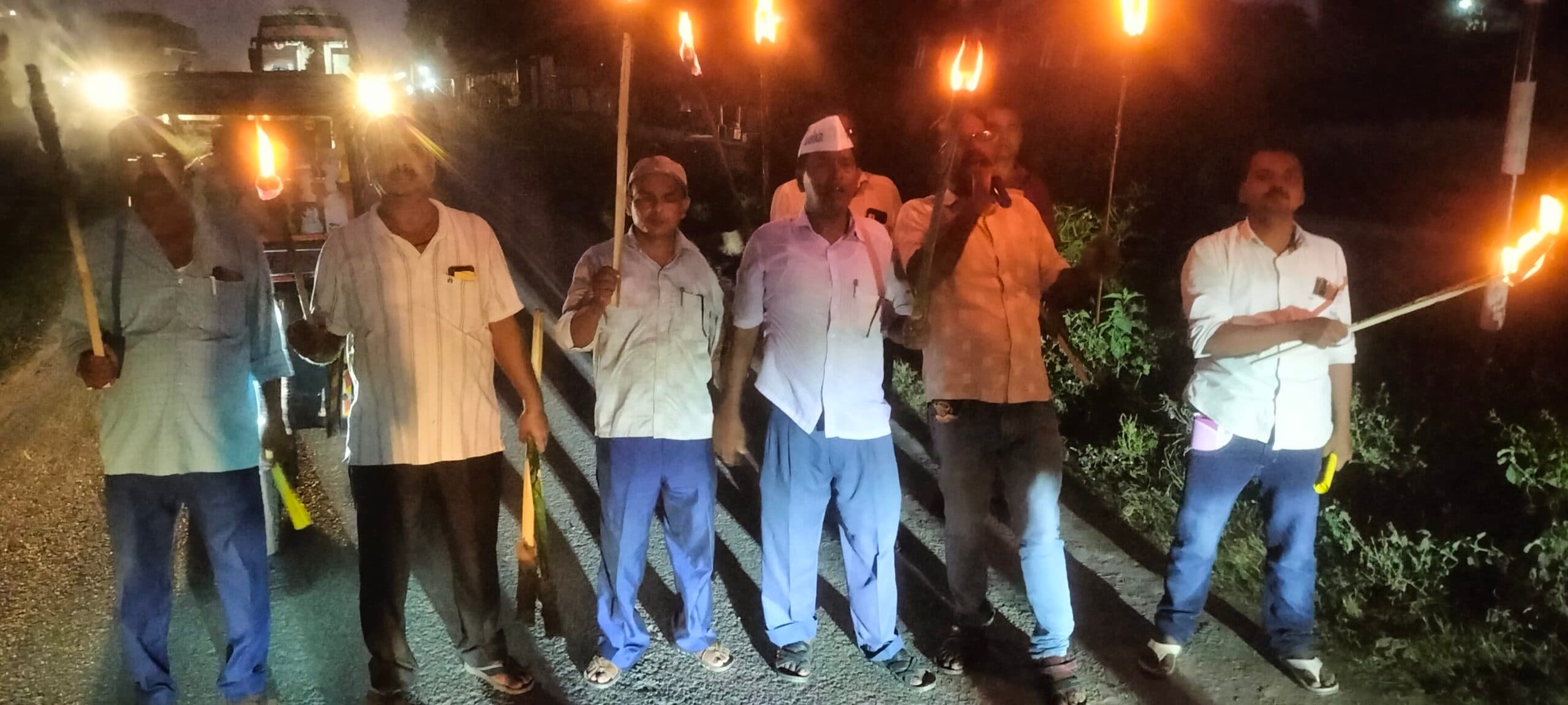 शिक्षकों ने निकाला मशाल जुलूस