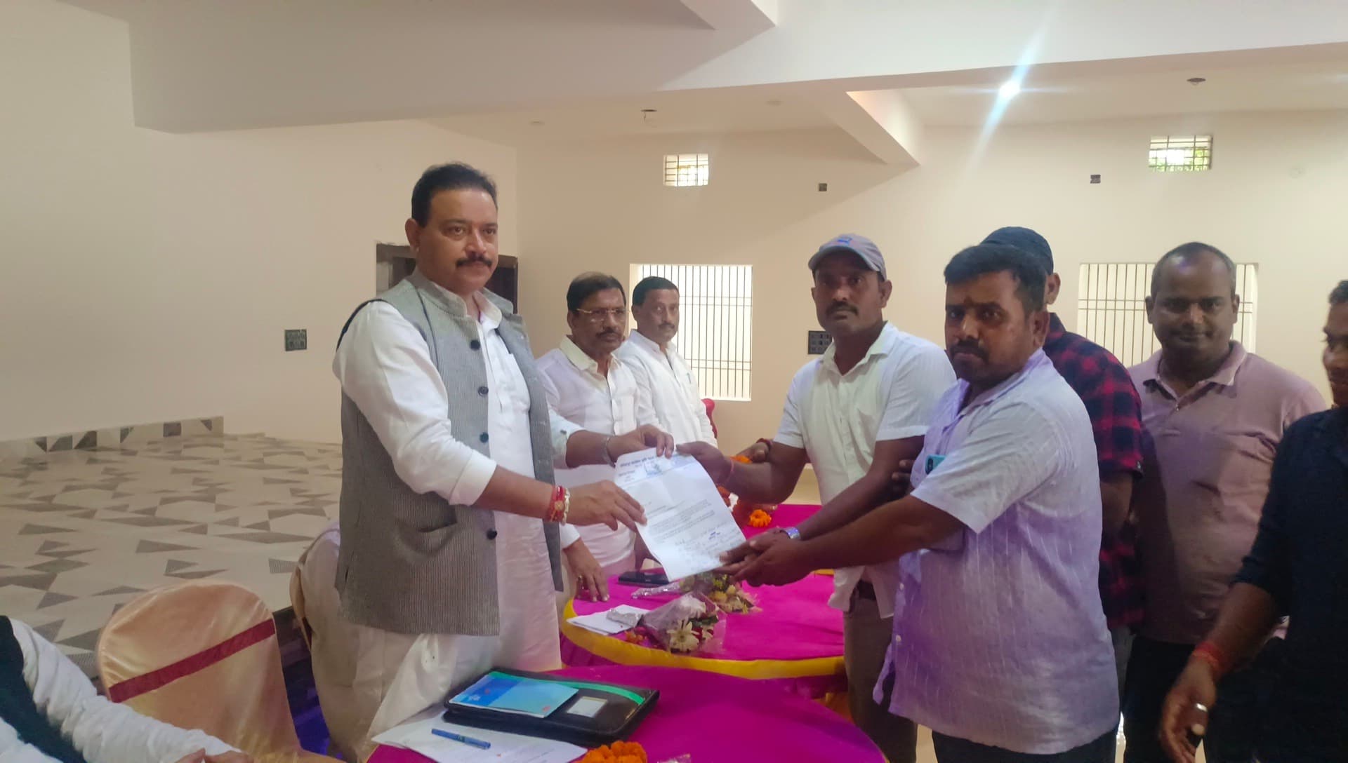 Deoghar news : पैक्स अध्यक्षों ने कांग्रेस के जिला प्रभारी-इंदौरा विधायक से मिलकर रखीं समस्याएं