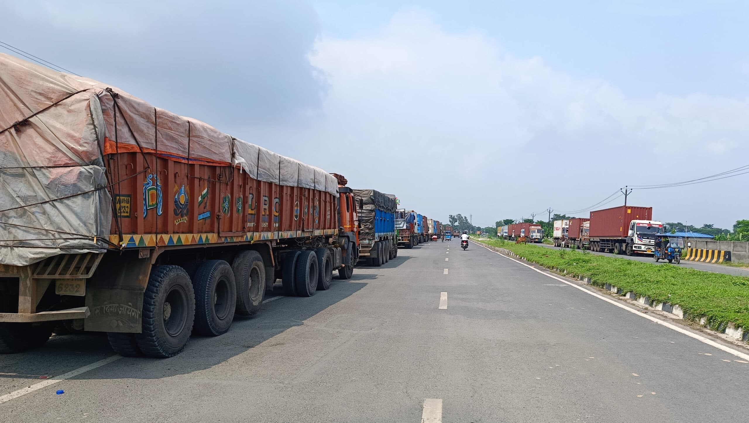 नेपाल में स्थिति नहीं हुई सामान्य, आयात निर्यात ठप