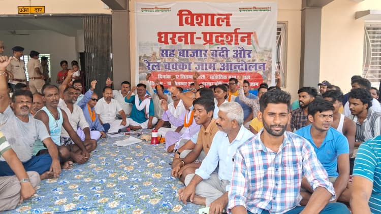 ट्रेन के ठहराव की मांग, भूख हड़ताल पर बैठे शहरवासी