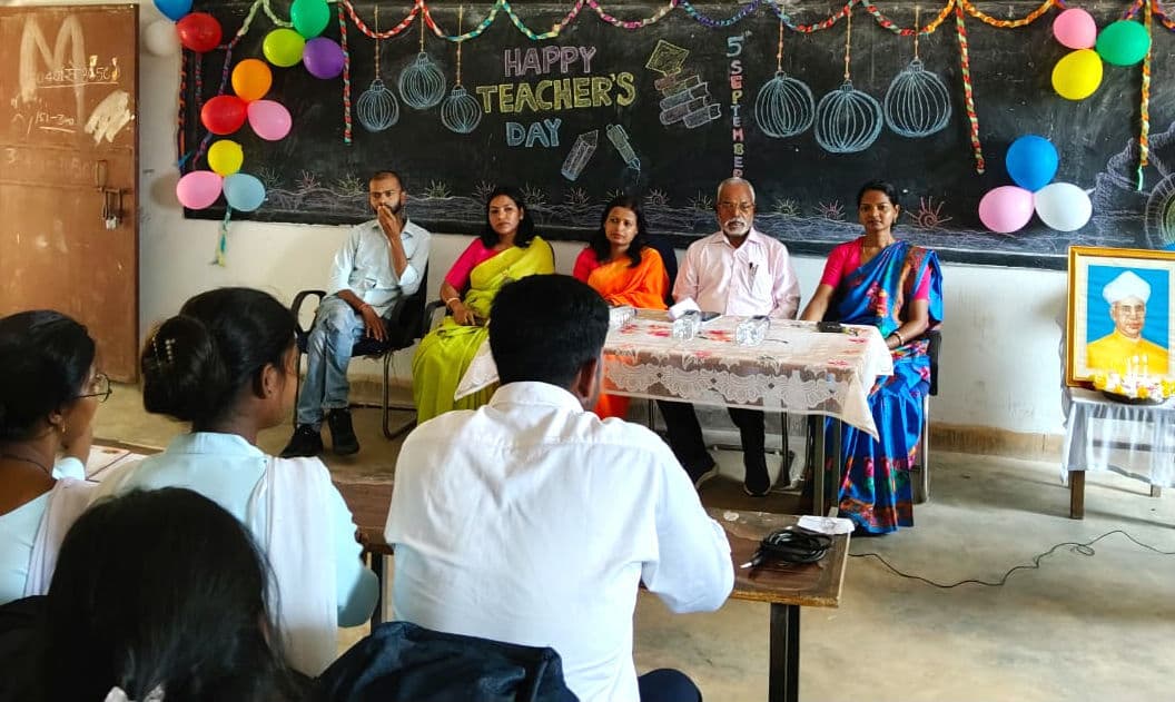 विद्यार्थियों की सफलता से खुश होते हैं शिक्षक