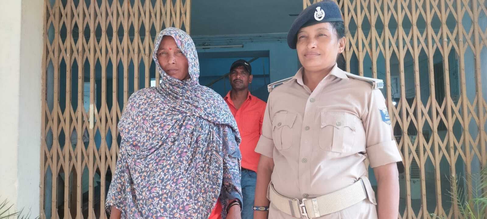 राजस्थान के व्यक्ति से शादी कराने के नाम पर ठगी, दो गिरफ्तारशादी के बाद दुल्हन हुई फरार तो युवक से शादी के नाम पर ऐंठ लिये गये 2.22 लाख रुपयेशादी कराने के नाम पर पकड़ाये लोगों ने राजस्थान निवासी युवक को बुलाया था भभुआफोटो 17, 18 राजस्थान के युवक की फर्जी शादी करा पैसा ऐंठने मामले में गिरफ्तार महिला व युवकप्रतिनिधि, भभुआ सदर. राजस्थान के रहनेवाले एक युवक से शादी का झांसा देकर मारपीट और लाखों रुपये की धोखाधड़ी करने के मामले में भभुआ थाने की पुलिस ने एक महिला सहित युवक को गिरफ्तार किया है. शादी कराने के नाम पर राजस्थान निवासी युवक को झांसा देकर मारपीट व लूटपाट करने में धरायी महिला झेंगई डीहरा गांव निवासी हरेंद्र प्रसाद की पत्नी मंजू देवी और अखलासपुर गांव निवासी युवक मोती गोस्वामी का बेटा संदीप कुमार बताये जाते हैं. इस मामले में राजस्थान के झुंझुनू जिला अन्तर्गत मंडापा थानाक्षेत्र के नुआं हमीरवास निवासी ओमप्रकाश जांगिड़ के बेटे संदीप जांगिड़ ने भभुआ थाना में पुलिस को प्राथमिकी के लिए दिये आवेदन बताया है कि वह वर्तमान में मुंबई के जलगांव में रहकर फर्नीचर का काम करता है. 30 अगस्त 25 को उसके एक रिश्तेदार ने बताया कि बिहार की एक लड़की जिसका नाम मधु है, उसने नेहा नाम की लड़की से उसकी शादी कराने की बात कही है. उसे फोटो भेजा गया तो उसे लड़की पसंद आ गयी. इस बीच चार सितंबर को मधु का फोन आया कि वह लोग शादी के लिए वाराणसी आ जायें, इसके बाद वह सपरिवार नेहा नाम की लड़की से शादी करने के लिए पांच सितंबर को सुबह वाराणसी आ गये. जहां से मधु उन्हें भभुआ ले आयी और उनसे कहा गया कि लड़की के लिए कपड़ा और कॉस्मेटिक का सामान खरीदना है, इसके बाद वह लोग लड़की के लिए 18 हजार रुपये का सामान खरीदकर दिये और वहीं पर उनकी शादी भी करायी गयी. इसके बाद उनसे बोला गया कि लड़की नीचे जायेगी और कपड़े व भोजन के नाम पर वह डेढ़ लाख रुपये दे दे, जिसे उसने दे दिया. कुछ देर बाद जब वह कमरे की छत से नीचे उतरा तो वहां कोई नहीं था. इसके बाद वे लोग उन्हें ढूंढने के लिए काफी भटके, लेकिन कथित मधु और जिससे उसकी शादी करायी गयी थी, वह लड़की नेहा नहीं मिली. लेकिन, ढूंढने के क्रम में मधु के साथ रहा अरविंद पांडेय नामक युवक मिल गया और सभी को पूजा करने शक्ति माता मंदिर जाने का कहते हुए उन्हें मंदिर ले जाया गया. जहां अरविंद पांडेय ने उन्हें डरा धमका कर आठ हजार रुपये ले लिया .इसके बाद डर और दहशत की वजह से वह लोग राजस्थान भाग आये. कथित नेहा ने पुनः बुलावाकर करायी पिटाई और 46 हजार की छिनतईपीड़ित युवक ने दर्ज कराये एफआइआर में बताया है कि जिस नेहा नामक लड़की से उसकी शादी करायी गयी थी, वह उसे बार बार फोन कर उसे भभुआ आने और उसे अपने साथ ले चलने की जिद करने लगी, तो वह पुनः 11 सितंबर को वह अपने दोस्त गोपीचंद पिता राजू राम के साथ भभुआ आया. लेकिन, नेहा के बताये लोकेशन पर वह लोग पहुंचे तो वहां चार पांच बाइक पर रहे लोग उनके साथ मारपीट करते हुए 60 हजार रुपये की डिमांड करने लगे. इसके बाद उसे और उसके दोस्त को जबरन धरती माता मंदिर ले गये, जहां उन्हें मारा- पीटा गया. इस बीच दो लड़के उसे पहाड़ी से नीचे लेकर आये और उसके मोबाइल एकाउंट से 46 हजार रुपये निकलवा लिया और वहां मौजूद नेहा को लेकर सभी वापस चले गये. पुलिस को जानकारी दिये जाने के बाद पकड़ी गयी महिला व युवकधरती माता मंदिर के समीप मारपीट कर 46 हजार रुपये छीन लेने के बाद युवक ने घटना की सूचना पुलिस को दी. सूचना पर जब भभुआ थाना की पुलिस मौके पर पहुंची और पीड़ित के शिनाख्त करने पर कथित नेहा नामक लड़की की मां झेंगई डीहरा गांव निवासी मंजू देवी और अखलासपुर निवासी युवक संदीप गोस्वामी को गिरफ्तार करते हुए उन्हें पुलिस ने न्यायिक हिरासत में भेज दिया है. फर्जी शादी कराने के नाम पर जिले में सक्रिय है गिरोहबाहरी प्रदेशों के लोगों को फर्जी शादी कराने के नाम पर जिले में काफी अर्से से गिरोह सक्रिय है. इस प्रकार के मामले आये दिन सुनने को आते है. पांच जुलाई को भी ऐसा ही मामला आया था. जहां राजस्थान के ही रहनेवाले एक युवक से शादी कराने के नाम पर लाखों रुपये ऐंठ लिए गये थे. जबकि अखलासपुर गांव में भी एक ऐसा मामला आया था, जहां एक नाबालिग को राजस्थान में शादी कराने के नाम पर दो महिलाएं ले जा रही थीं. लेकिन, ऐन समय में नाबालिग लड़की के परिजनों के बस स्टैंड में पहुंच जाने से दोनों संदिग्ध महिलाएं लड़की को छोड़ भाग निकली थी. इसके पूर्व भी इस प्रकार के कई मामले सामने आते रहे है. दरअसल राजस्थान आदि जगहों पर शादी की उम्र निकल जाने के बाद भी कई लोगों की शादी नहीं हो पाती. अब ऐसे में जालसाज भभुआ में अच्छे घर में शादी कराने का झांसा देकर ऐसे लोगों और उनके परिजनों को फांसते हैं, फिर फर्जी शादी करा