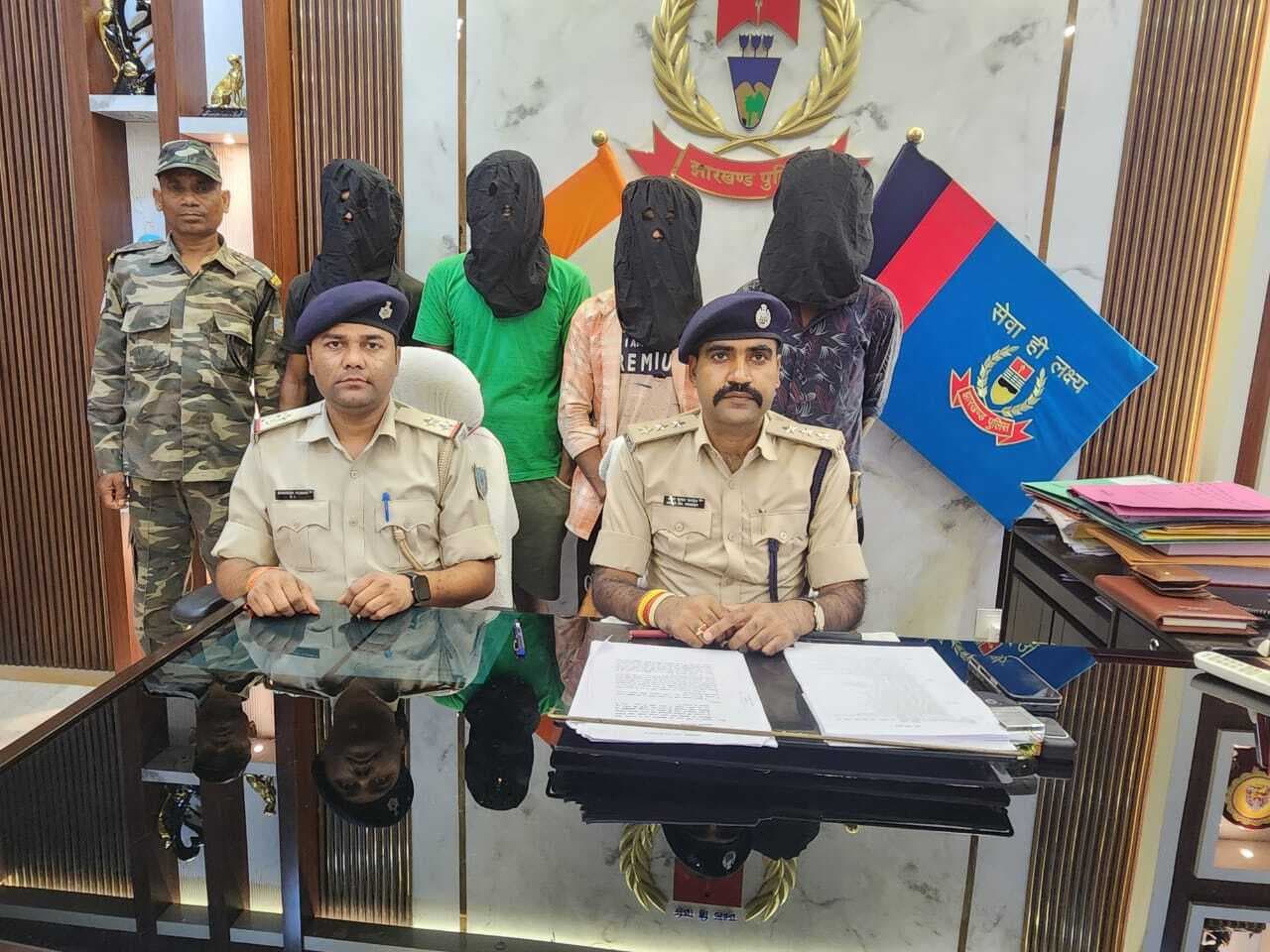 प्रतिबंधित मांस लदे दो पिकअप वैन जब्त, चार तस्कर गिरफ्तार