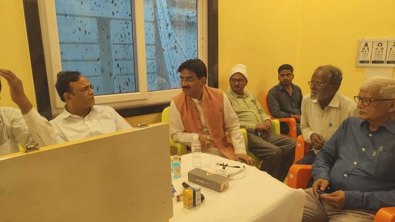 अयोध्या धाम में नेत्र जांच शिविर, 1422 मरीजाें की जांच